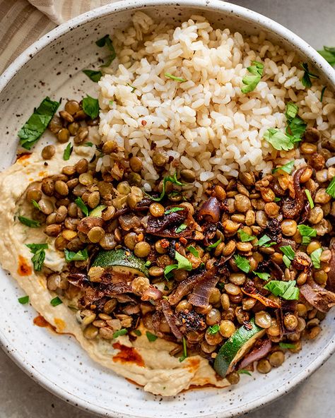 Quick Sautéed Lentil Bowl with Hummus and Chili Oil – Plant Based RD Lentil Bowl, Desserts Summer, Plats Healthy, Lentil Recipes, Dinner Meals, Chili Oil, Meatless Meals, Tempeh, Oil Plant