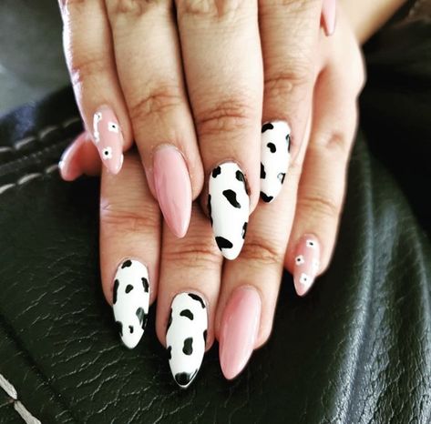 Cute Cow Print, Ny Nails, Flowers Nails, Cow Nails, Animal Print Nails, Pink Cow, Cute Cow, Cute Cows, Minimalist Nails