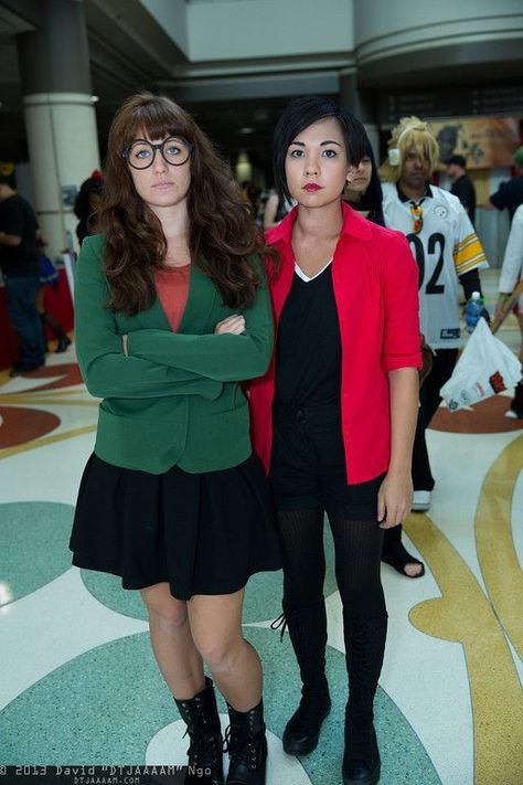 Lesbian Couple Halloween, Lesbian Couple Halloween Costumes, Daria Costume, Jane Lane, Daria Morgendorffer, Girl With Headphones, Last Minute Costumes, Halloween Inspo, Fantasias Halloween