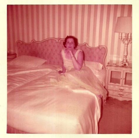 Old Snaps That Show Wallpapers of Bedrooms in the 1950s and ‘60s ~ Vintage Everyday 1950s Bedroom Ideas, 50s Room, 1960s Bedroom, Show Wallpapers, 1950s Bedroom, Bed Styles, Retro Bedrooms, Cool Pics, Vintage Everyday