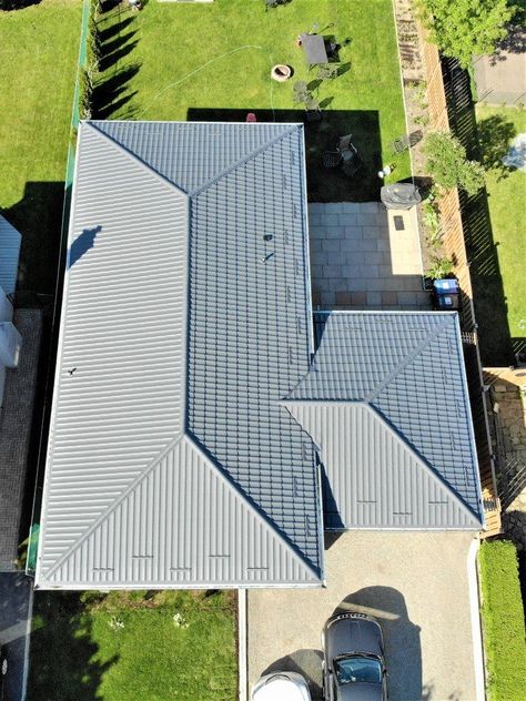 Metal roof in Mississauga installed! - Metal Roof Experts in Ontario, Toronto, Canada. Roofing Sheets Design, Sloping Roof Designs, Carbon Slate, Metal Roof Construction, Seacliff House, Roof Options, Residential Metal Roofing, Stair Design Architecture, Slate Color