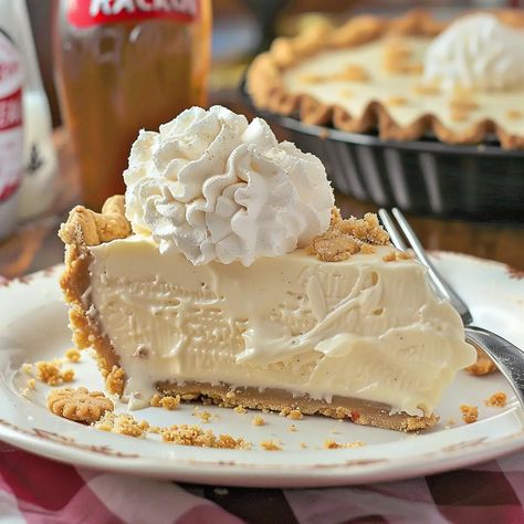 Root Beer Float Pie Root Beer Pie, Root Beer Float Pie, Pie Crust Recipe Easy, Trifle Dish, Fudge Cookies, Beer Float, Root Beer Float, Vanilla Pudding Mix, Homemade Whipped Cream