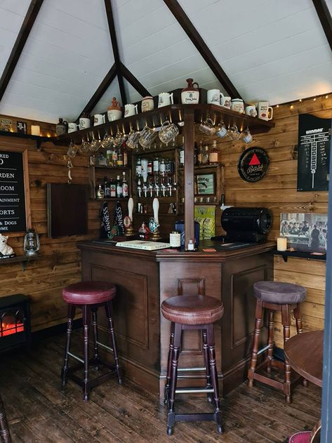 This Couple Builds A Mini Pub In A Garden, Stuns People With Its Handmade Interior Irish Pub Man Cave, Backyard Pub Shed, Small Man Cave Ideas, Backyard Pub, Garden Bar Shed, Small Man Cave, Home Bar Plans, Pub Interior, Bar Shed