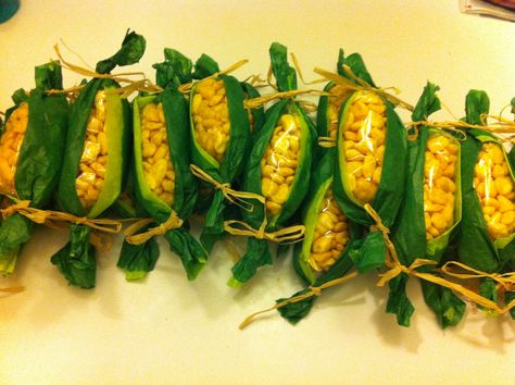 Guirnalda mazorca de maíz para Acción de gracias! Palomitas, papel de seda verde y rafia - Thanksgiving corn on the cob! So fun for a preschool feast!! Corn pops, snack baggies, green tissue paper, and raffia does the trick!! Thanksgiving Corn, Classroom Snacks, Thanksgiving Snacks, Thanksgiving Kindergarten, Thanksgiving School, Green Tissue Paper, Corn Pops, Thanksgiving Preschool, Preschool Snacks