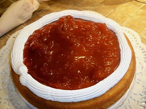 Guava cake filling is made from guava paste. This filling is very rich and is quite in par with the Dominican cake but can be used for any other cake. Guava Sauce, Cakes Fillings, Cupcake Filling, Dominican Cake, Dominican Recipes, Guava Cake, Guava Recipes, Hispanic Dishes, Guava Paste