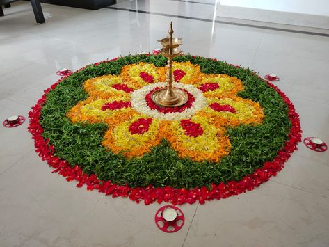 Flower rangoli Fresh Flower Rangoli Designs, Rangoli Designs With Flowers Petals, Rangoli From Flowers, Easy Rangoli Patterns, Leaf Decor Wedding, Pookalam Design, Simple Flower Rangoli, Flowers Rangoli, Home Flower Decor