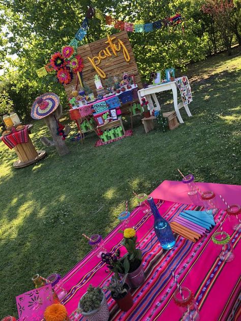 Mexican Goodbye Party, Mexico Party Aesthetic, Mexican Party Aesthetic, Mexican Style Party, Mexican Picnic, Latino Party, Mexican Bbq, Picnic Aesthetics, Mexican Pinata