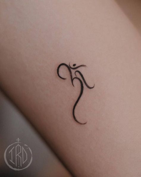 Hindu Om Tattoo, Hindu Tattoos For Women, Culture Of India, Hindu Tattoos, Krishna Tattoo, Om Tattoo, Infinity Tattoos, Minimalistic Style, Little Tattoos