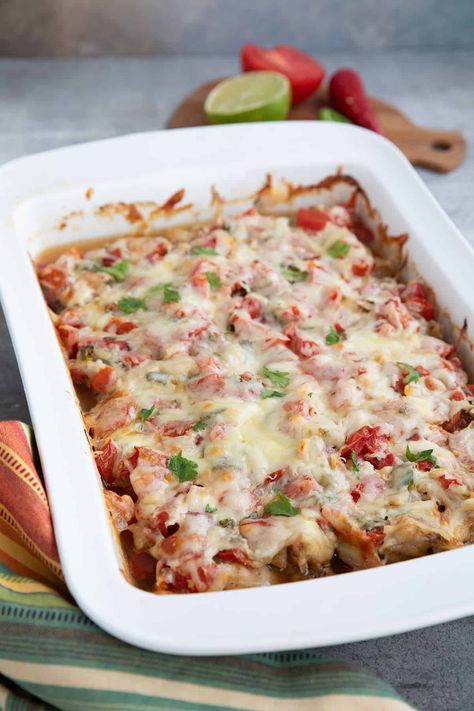 Salsa Fresca Chicken Bake, Baked Salsa Chicken Recipe, Salsa Fresca Chicken, Salsa Fresca, Easy Salsa, Low Carb Veggies, Low Carb Meal, Healthy High Protein Meals, Meals Easy