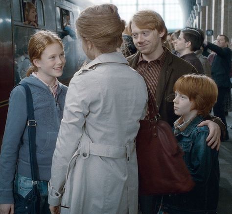 Rose, Hermione, Ron and Hugo Harry Potter Epilogue, Ron E Hermione, Rose Granger Weasley, Ron Y Hermione, Scorpius And Rose, Albus Severus Potter, Citate Harry Potter, Harry Potter Wiki, Weasley Harry Potter