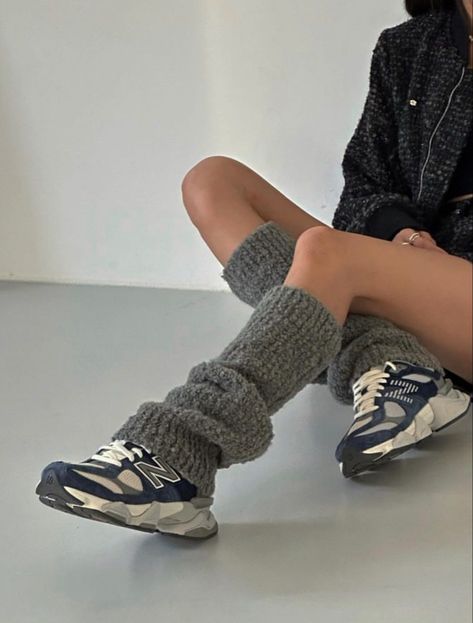 Leg Warmers With Sneakers, Leg Warmers Aesthetic, Legwarmers Outfit, Siren Fashion, Outfits With Leg Warmers, Sirens Fashion, Leg Warmers Outfit, Sneaker Shop, Spring Trends Outfits