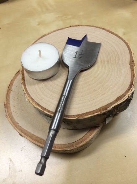 Awesome How To Make Wooden Candle Holders, Flameless Candles Decorating Ideas, Wood Slice Candle Holder, Diy Wood Candles, Wood Candle Holders Diy, Candle Holder Ideas, Diy Candle Stick Holder, Tea Lights Centerpieces, Candle Holder Diy