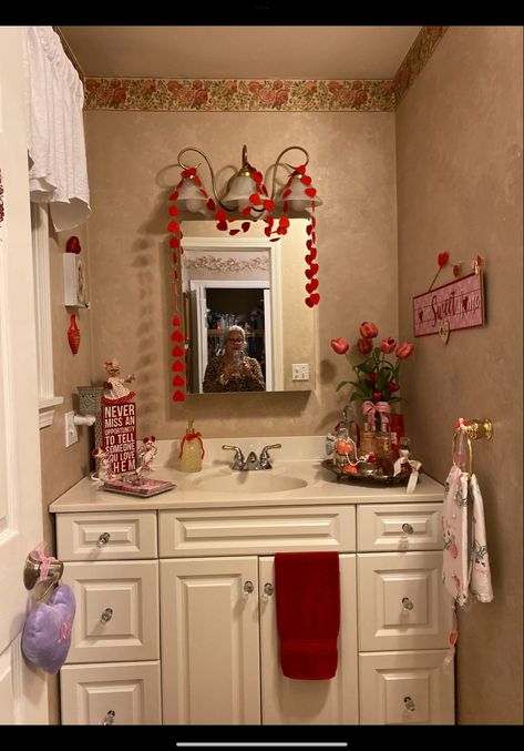 Valentines Bathroom, Valentines Bathroom Decor, Valentine Wreath Craft, Christmas Bathroom Decor, Christmas Bathroom, Restroom Decor, Christmas Decorations For The Home, Valentine Wreath, Holiday Home Decor