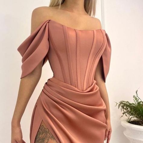 Elegant Graduation Dress, Corset Dress Formal, Pola Korset, Soiree Outfits, African Wear For Women, African Evening Dresses, Prom Dress With Split, Boxy Dress, African Party Dresses