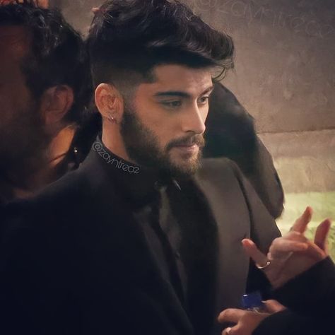 Zayn Malik Beard, Ponytail Hairstyles For Men, Zayn Malik Photoshoot, Zayn Malik Tattoos, Taper Fade Short Hair, Zany Malik, Zayn Malik Hairstyle, Zayn Malik Video, Zayn Malik Style