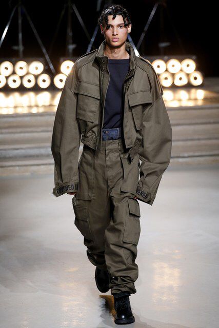 Juun.J, Look #35                                                                                                                                                                                 More Juun J, Military Looks, Military Branches, Futuristic Fashion, Mens Fashion Summer, Mode Streetwear, Spring Summer 2017, Spring 2017, Military Fashion