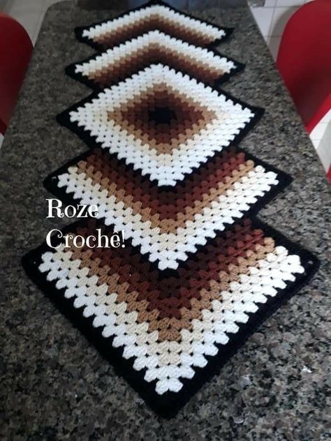 Bedsheets Designs, Crochet Bedsheets, Crochet Blanket Pattern Easy, Crochet Table Runner Pattern, Crochet Bedspread Pattern, Easy Crochet Blanket, Crochet Bedspread, Crochet Table Runner, Table Runner Pattern