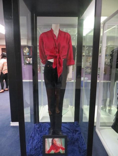 Amor Prohibido outfit Selena Halloween Costume, Selena Quintanilla Makeup, Selena Museum, Selena Costume, Selena Quintanilla Outfits, Selena Quintanilla Fashion, Selena Pictures, Museum Outfit, Selena Q