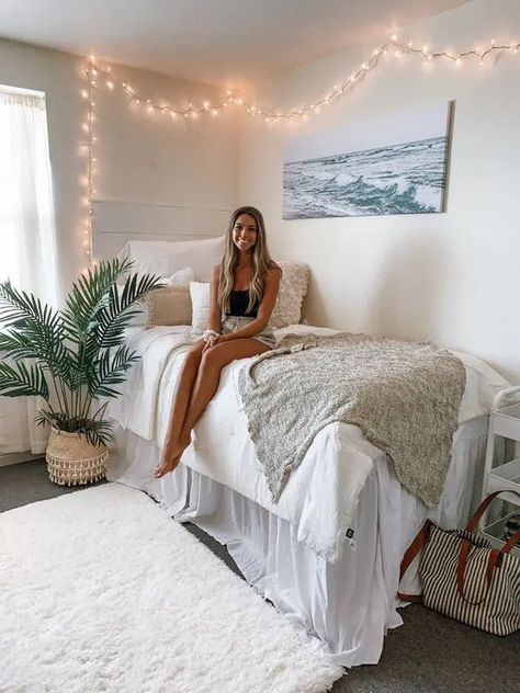 Dorm Room Ideas Cement Walls, Neutral Dorm Room Ideas Cozy, Cute Beachy Dorm Room, Simple Cozy Dorm Room, Rug For Dorm Room, Beachy College Dorm Room Ideas, Coastal Chic Dorm Room, Comfy Dorm Room Aesthetic, Dorm Room Coastal Theme