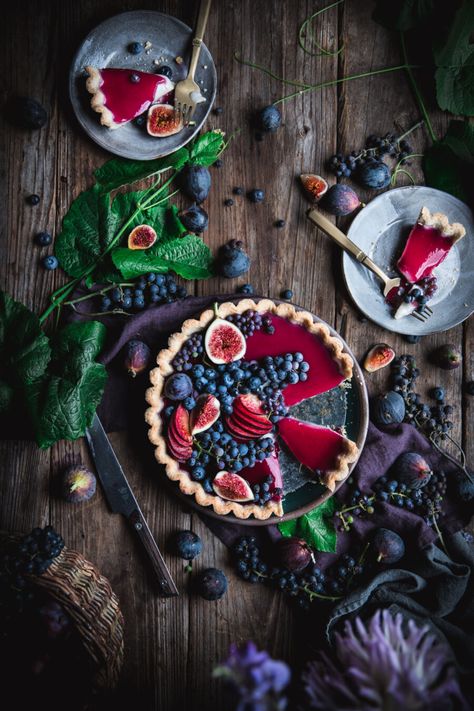 Grape Custard Tart + a Free Lighting Masterclass | Adventures in Cooking Grape Tart, Food Photography Fruit, Rustic Food Photography, Berry Dessert Recipes, Fruit Dessert Recipes, Tart Dessert, Berry Dessert, Custard Tart, Baked Fruit