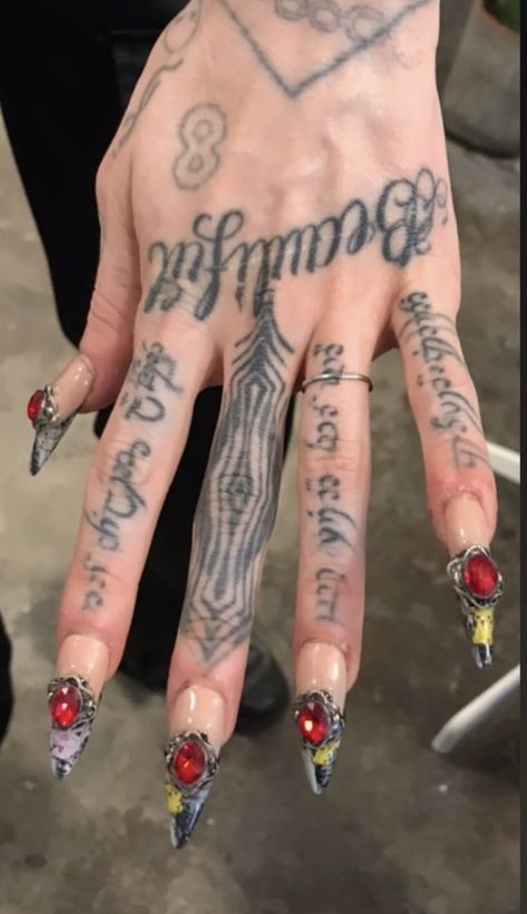 Credits to @rpaumc on Instagram Italy Nails, Tattoo New, Sick Tattoo, Hand Tats, Finger Tattoo, Dope Tattoos, Mini Tattoos, Finger Tattoos, Get A Tattoo