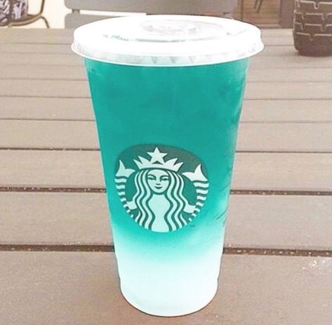 Cute Starbucks drink #ombre #starbucks #gradient Kawa Starbucks, Resep Starbuck, Copo Starbucks, Starbucks Drinks Diy, Secret Starbucks Recipes, Iced Starbucks Drinks, Healthy Starbucks Drinks, Secret Starbucks Drinks, Starbucks Secret Menu Drinks