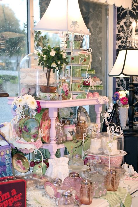 Booth Display Vintage Market Booth, Jewerly Display, Vintage Booth Display, Antique Booth Displays, Antique Mall Booth, Antique Booth Ideas, Market Booth, Jewerly Displays, Booth Decor