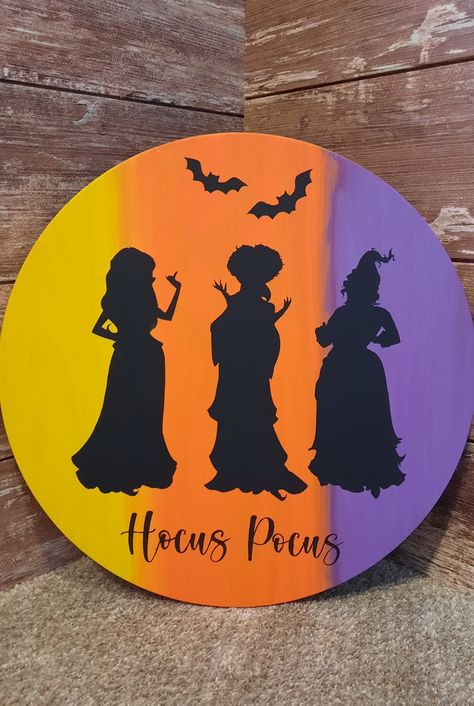 Hocus Pocus door hanger Halloween Wooden Wreath, Hocus Pocus Ornaments Diy, Halloween Circle Door Hangers, Halloween Door Hanger Ideas, Fall Decor To Make And Sell, Diy Wooden Projects To Sell, Hocus Pocus Wooden Signs, Front Door Round Sign, Hocus Pocus Door Sign