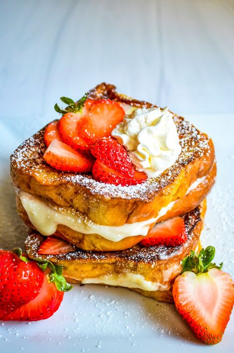 French Toast Strawberry, French Toast Recipe Casserole, Casserole French Toast, Cream Cheese Stuffed French Toast, Cheesecake French Toast, French Toast Sandwich, Recipe Casserole, Stuffed French Toast Cream Cheese, Brioche French Toast