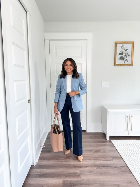 summer workwear / summer office outfit / blazer / tailored pants / tote bag / work tote / corporate outfit / work outfit Workwear Summer, Business Professional Women, Corporate Outfit, Summer Workwear, Summer Office Outfits, Outfit Blazer, Outfit Work, Casual Professional, Summer Office