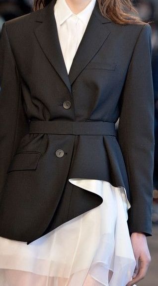 Chic blazer with asymmetric shaped hem; fashion details // Theory Fall 2014 Fall Chic, Chic Blazer, 여름 스타일, Minimal Classic, Moda Paris, Tailored Jacket, Fashion Fall, 가을 패션, Fall 2014