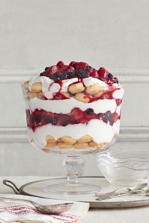 31 Easy Trifle Recipes Your Guests Will Love - How to Make a Trifle White Chocolate Trifle, Christmas Trifle Recipes, Trifle Recipes Easy, Easy Trifle, Trifle Dessert Recipes, Christmas Trifle, Easter Feast, Trifle Recipes, Brownie Trifle