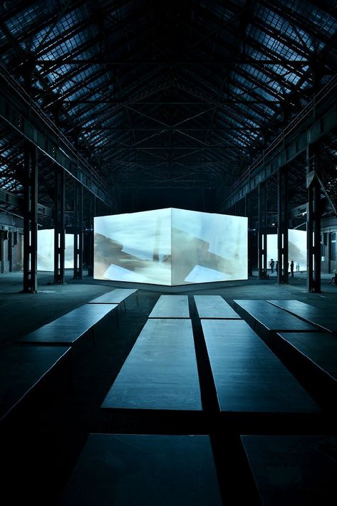 Doug Aitken | Dazed Projection Installation, Graphisches Design, Stage Set Design, Projection Mapping, Scenic Design, Stage Set, Video Installation, Exhibition Space, Sculpture Installation