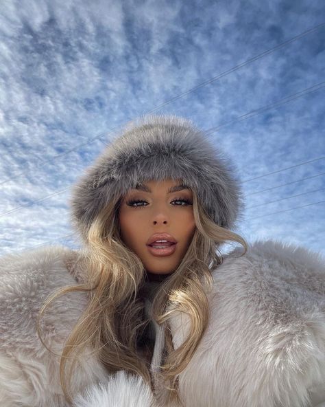 Winter Photography Ideas Instagram, Faux Fur Headband Outfit, Winter Headbands Outfit, Fur Headband Outfit, Snow Outfit Ideas, Aspen Fashion, Fur Hat Outfit, Winter Photoshoot Ideas, Winter Hat Outfit