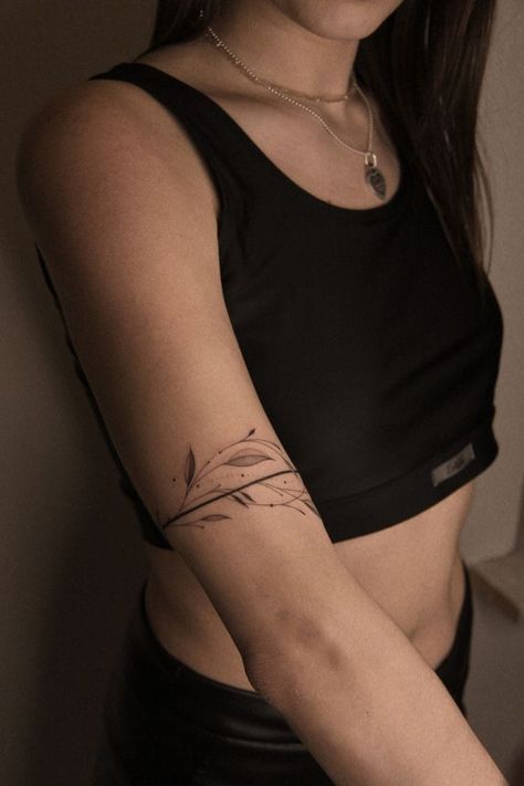 Armband Tattoo Frau, Arm Cuff Tattoo, Bicep Tattoo Women, Wrap Around Wrist Tattoos, Feminine Shoulder Tattoos, Around Arm Tattoo, Wrap Around Tattoo, Cuff Tattoo, Wrap Tattoo