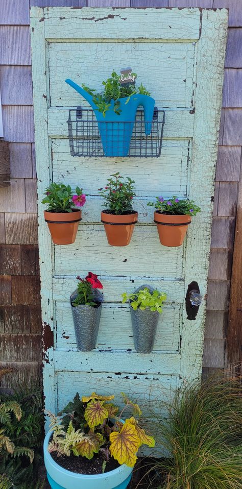 Old Door Outdoor Decor, Old Wooden Doors Repurposed, Old Door Garden Ideas, Using Old Doors In The Garden, Old Door In Garden, Old Door Garden Decor, Upcycle Doors Garden, Old Doors Repurposed Garden, Old Doors Repurposed