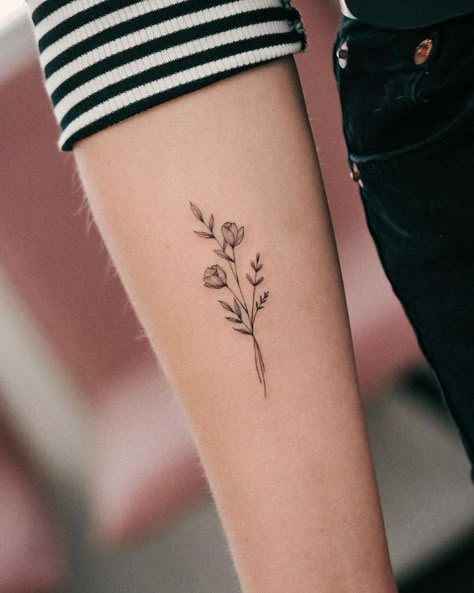 Alina | Fineline Tattoo Artist on Instagram: “💐🤍 . Only single needle ✨ . . . . #floralbouquet #minitattoo #wildflowers #wildflowerbouquet #tinytattoo #singleneedle #hannover…” Single Needle Flower Tattoo, Single Wildflower Tattoo, Tulip Fine Line Tattoo, Outside Wrist Tattoo, Outside Wrist Tattoos For Women, Tulip Bouquet Tattoo, Barcelona Tattoo Ideas, Black Tattoos For Women, Mh Tattoo