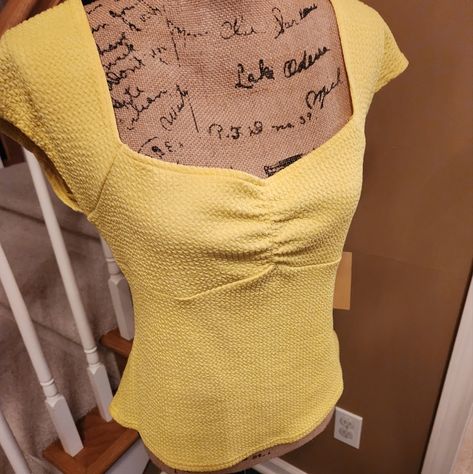 New, Never Worn, Cute Yellow Summer Crop Top With Shoulder Sleeves. Cute Yellow Tops Summer Outfits, Yellow Tops Outfit, Yellow Top And Jeans Outfit, Cute Yellow Shirts, Light Yellow Top, Thrifting Manifestation, Lemon Merengue, Cake Cone, Yellow Top Outfit