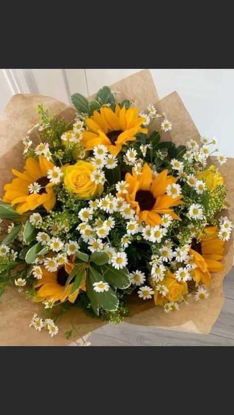 Birthday Flowers Bouquet For Best Friend, Floral Design Bouquet, Mixed Flower Bouquet, Flower Board, Flower Boquet, Identity Project, Yellow Bouquets, Prettiest Bouquet, Boquette Flowers