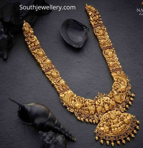 Antique gold deep nakshi work haram photo Nagasu Gold Jewellery, Latest Gold Haram Designs, Gold Wedding Jewelry Necklace, Lakshmi Pendant, Gold Haram Designs, Bridal Jewlery, Latest Indian Jewellery, Haram Designs, Wedding Jewelry Sets Bridal Jewellery