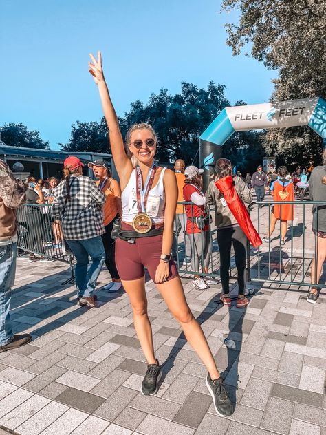 Marathon Run Aesthetic, Post Marathon Pictures, Half Marathon Race Day Outfit, Half Marathon Finish Line Pictures, Half Marathon Outfit Fall, Half Marathon Essentials, Marathon Race Day Outfits, Half Marathon Captions, Half Marathon Inspiration