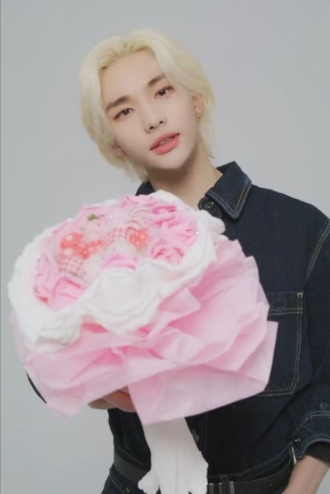 #StrayKids #hyunjin Giving Flowers, Pretty Journals, Flower Video, Holding Flowers, Room Pictures, Kids Wallpaper, Kind Heart, Kids Pictures, Pink Wallpaper