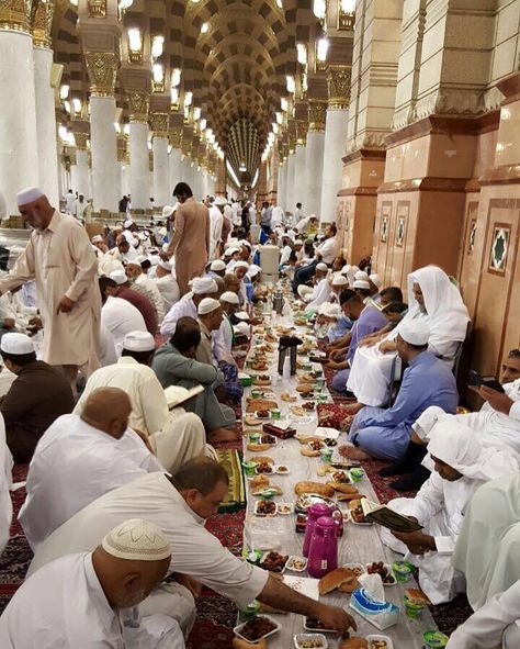 Iftaar in Medina May we all get to experience Iftaar and Ramadan In the city of the Prophet SAW. Morning Prayer Images, Aesthetic Ramadan, Couple Reels, Khwaja Ji Pic, Ramadan Tips, Asthetic Picture White And Black, Muslim Aesthetic, Muslim Photos, Ramadan 2023