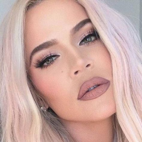 Khloe Kardashian Makeup, Airbrushed Makeup, Retro Ponytail, Peachy Eyeshadow, Kardashian Makeup, Kloe Kardashian, Nude Lip Gloss, Birthday Makeup, Simple Ponytails