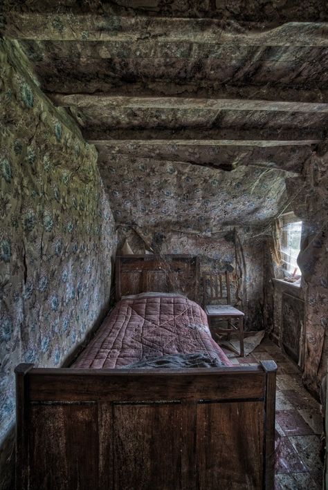 Medieval Inn Bedroom, Medieval Bathhouse, Underground Bedroom, Ancient Bedroom, Primitive Architecture, Old Chimney, Quinta Da Regaleira, Magic And Mystery, Cage The Elephant