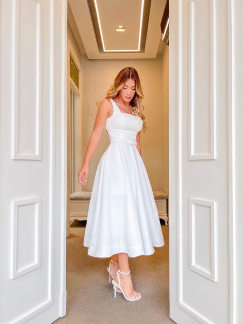 Vestido em alfaitaria Pre Wedding Short Dress, Wedding Civil Dresses, Look Civil, Pre Wedding Dress, Civil Wedding Outfit, White Dress Simple, Dresses For Engagement Pictures, Civil Dress, Wedding Fotos