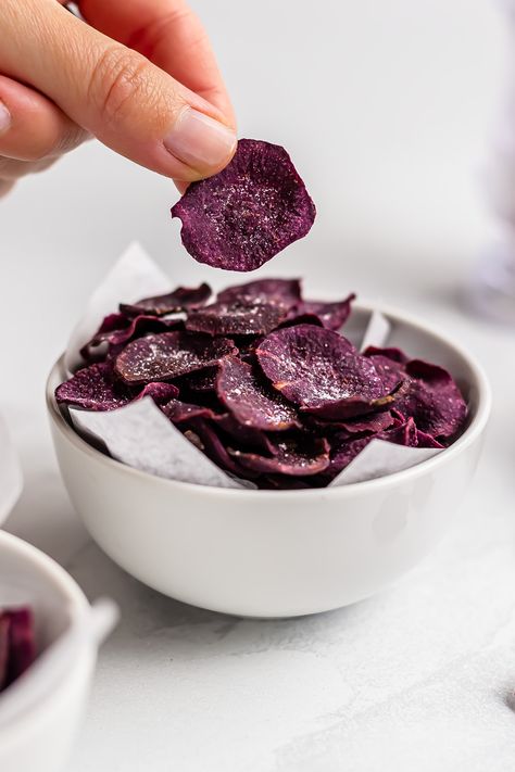 a little bowl with purple sweet potato chips Sweet Potatoes Chips, Baked Purple Sweet Potato, Oven Potato Chips, Purple Sweet Potato Recipes, Homemade Crisps, Potatoes Chips, Sweet Potato Chips Recipe, Okinawan Sweet Potato, Sweet Potato Crisps