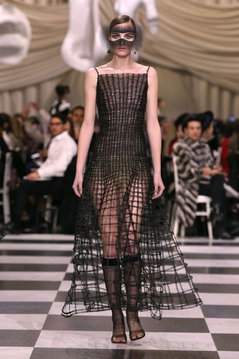 Il divino surrealismo del Cage Dress, l'abito Dior presentato a Parigi all'Haute Couture Primavera Estate 2018 - Gioia.it Cage Dress, Corset Fashion, Lingerie Inspiration, Style Gothic, Dior Haute Couture, Dior Beauty, Special Dresses, Dior Couture, Vogue Magazine