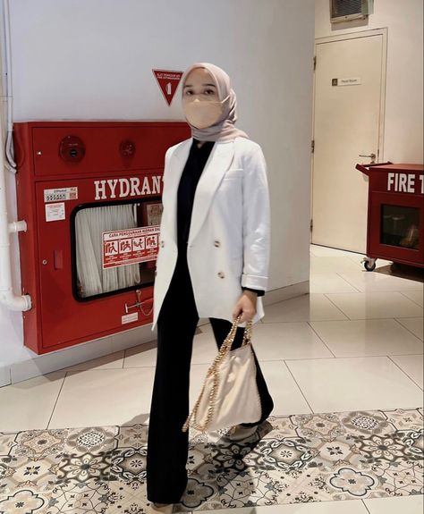 White Blazer Outfit Hijab, Lecturer Outfit Women, White Blazer Outfit Casual, Formal Hijab Outfit, Blazer Outfits Hijab, Outfit Bukber, Black Slacks Outfit, Korean Hijab, Fashion Hijab Casual