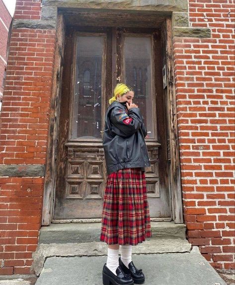 Plaid Long Skirt Outfit, Kilt Outfits Women, Plaid Skirt Outfit Aesthetic, Plaid Skirt Aesthetic, Long Plaid Skirt Outfit, Long Tartan Skirt, Tartan Skirt Outfit, Plaid Long Skirt, Skirt Outfits Aesthetic